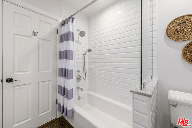 3856 Hayvenhurst Avenue, Encino CA: https://media.crmls.org/mediaz/f8e57cd0-cd02-4591-8d12-46791cef639f.jpg