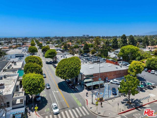 222 7th Street, Santa Monica CA: https://media.crmls.org/mediaz/f8e599f8-2b63-48c2-9a80-2b001827d9df.jpg
