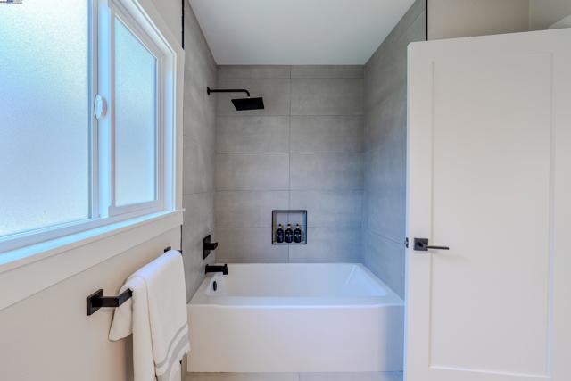 10007 Burr St, Oakland CA: https://media.crmls.org/mediaz/f8e5ce4b-4d21-4456-b6fa-da96470e95fd.jpg