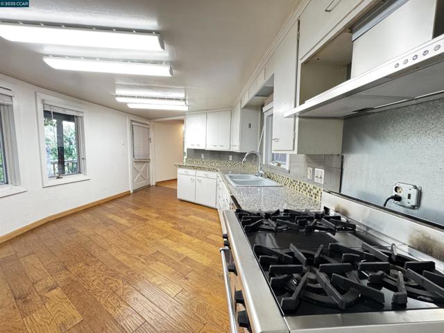 1139 Sierra Vista Way, Lafayette CA: https://media.crmls.org/mediaz/f8e65c9e-41b5-425e-a1ee-ee9e341f2336.jpg