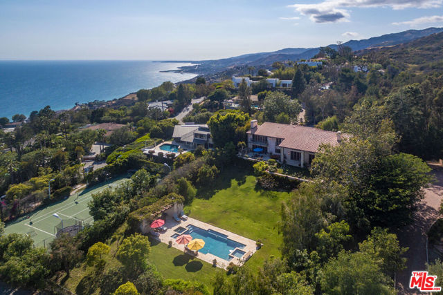 3648 Mcanany Way, Malibu CA: https://media.crmls.org/mediaz/f8e73a10-5703-4489-8ebe-06f7fb3f86db.jpg
