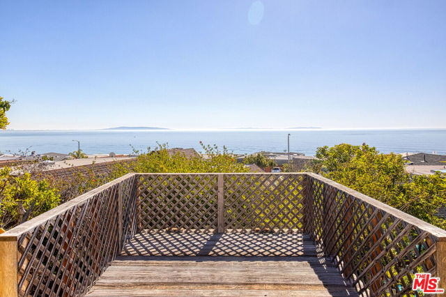 18128 Kingsport Drive, Malibu CA: https://media.crmls.org/mediaz/f8e850a1-7c40-40bb-a656-dc838f401c19.jpg