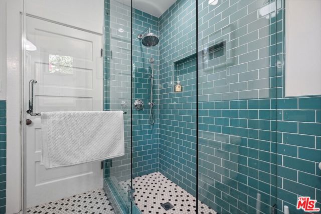 813 Crestmoore Place, Venice CA: https://media.crmls.org/mediaz/f8e96c67-f3d0-4535-8b3e-d41e6177a53e.jpg
