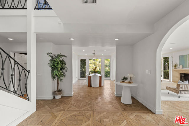 8828 Thrasher Avenue, Los Angeles CA: https://media.crmls.org/mediaz/f8ea60a7-d682-4368-903c-c10f1ed0a126.jpg