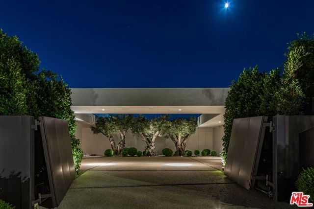 1120 Wallace, Beverly Hills CA: https://media.crmls.org/mediaz/f8ea6793-2a49-4a99-a929-a2debbd10105.jpg