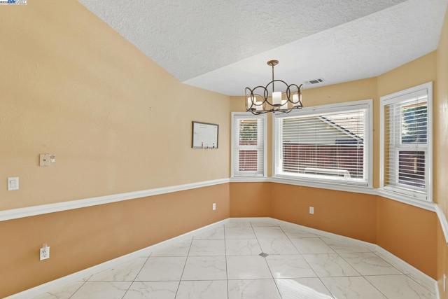 4470 Rolling Oaks Dr, Granite Bay CA: https://media.crmls.org/mediaz/f8eadfe9-c013-49cd-97b5-112250711057.jpg