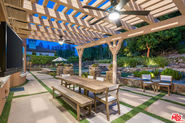 26722 Provence Drive, Calabasas CA: https://media.crmls.org/mediaz/f8eb1eb7-dd2c-4d93-aedc-88deaf9fd551.jpg