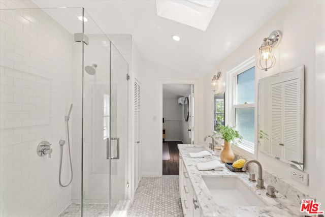 560 N Croft Avenue, West Hollywood CA: https://media.crmls.org/mediaz/f8ebb557-2734-4032-8020-626de987cf21.jpg
