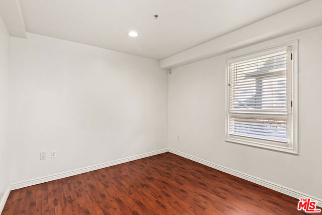 2667 Menlo Avenue, Los Angeles CA: https://media.crmls.org/mediaz/f8eea614-1166-4ed4-914d-e101b69b2c47.jpg