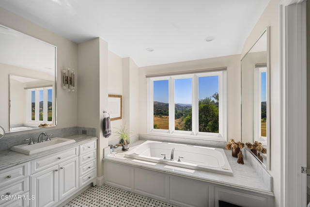 2366 Heatherbank Court, Lake Sherwood CA: https://media.crmls.org/mediaz/f8eeb346-529d-474d-945b-e472e5084cd2.jpg