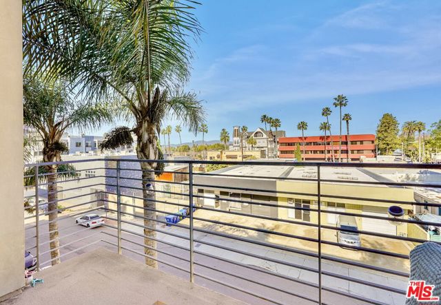 13320 Beach Avenue, Marina del Rey CA: https://media.crmls.org/mediaz/f8eeb585-5ab2-4db7-a23e-7810c8fb1af6.jpg