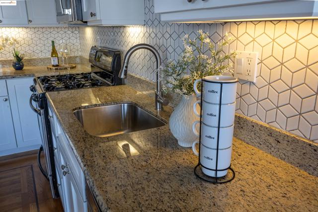 661 Peralta Ave Unit 3, San Francisco CA: https://media.crmls.org/mediaz/f8f056a7-8a33-4128-8ea7-79729874b5d5.jpg