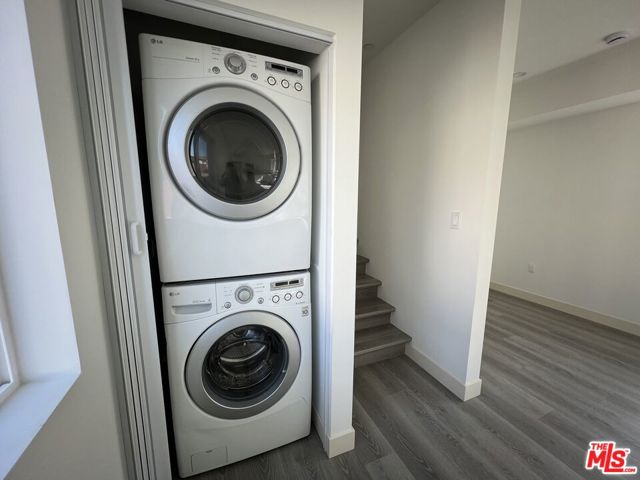 8640 1/2 Baring Cross Street, Los Angeles CA: https://media.crmls.org/mediaz/f8f0d1fe-d15a-4004-a98f-2fc2e9f84335.jpg
