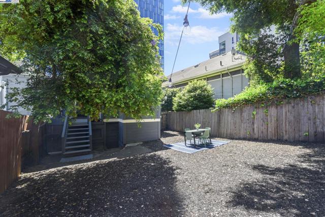 2349 Waverly St, Oakland CA: https://media.crmls.org/mediaz/f8f197f3-d596-417e-90b4-325330c0414c.jpg