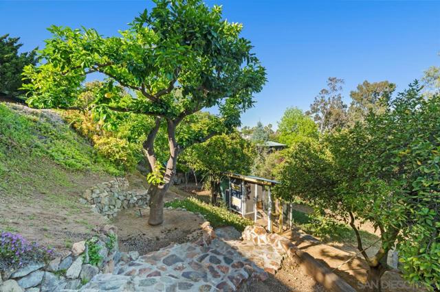 9835 Edgelake Dr, La Mesa CA: https://media.crmls.org/mediaz/f8f1a8f7-f975-4477-98c1-23fd316d81c0.jpg