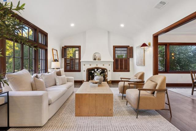 1728 Cambridge Dr, Alameda CA: https://media.crmls.org/mediaz/f8f1afaa-a267-477d-b586-066f7bf967d3.jpg