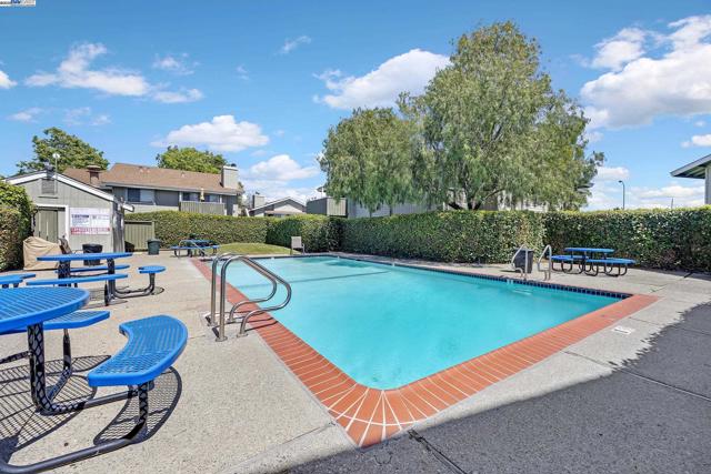 394 Caliente Dr, San Leandro CA: https://media.crmls.org/mediaz/f8f206d5-567b-48a3-8baf-3abd8b9de25f.jpg