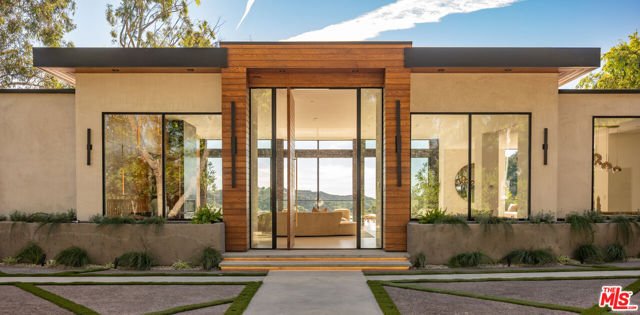 12752 Mulholland Drive, Beverly Hills CA: https://media.crmls.org/mediaz/f8f252e3-d817-49e8-b5ae-3c080d770545.jpg