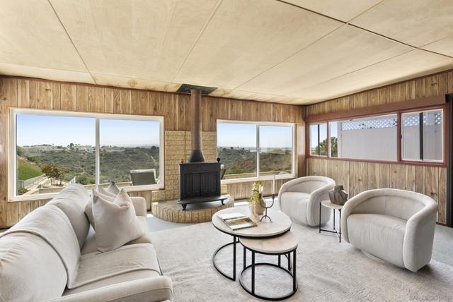 2122 March Pl, San Diego CA: https://media.crmls.org/mediaz/f8f27f93-2868-4491-b1a4-d58643cead09.jpg