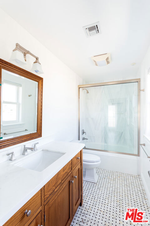 702 Pacific Ave., Venice CA: https://media.crmls.org/mediaz/f8f3f36e-92dc-451e-83d1-b6f03f51e83c.jpg