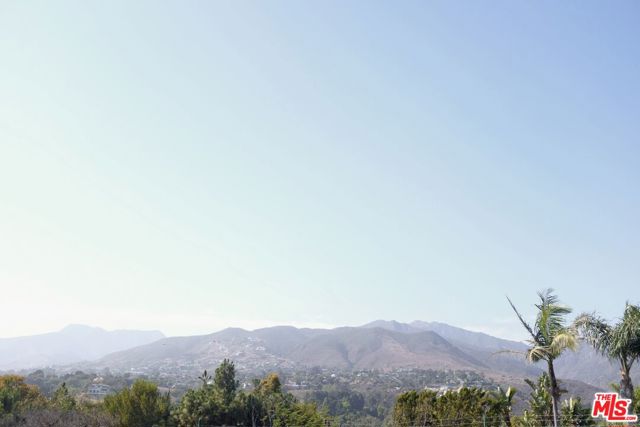 29500 Heathercliff Road, Malibu CA: https://media.crmls.org/mediaz/f8f44e8a-4c74-4087-bdc4-0e4992f99f71.jpg