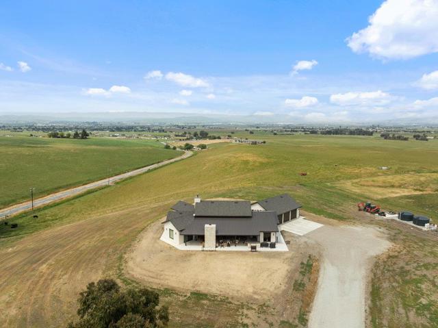 3000 Coppa Court, Hollister CA: https://media.crmls.org/mediaz/f8f48b56-5938-4c2b-ab90-1a08c90994ee.jpg