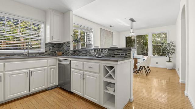 1550 Redwood Court, Mountain View CA: https://media.crmls.org/mediaz/f8f4d64d-bbf1-4e80-b74e-7a001d5c5c1c.jpg