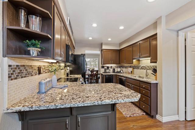 5409 Cameo Ct, Pleasanton CA: https://media.crmls.org/mediaz/f8f507c2-e5bc-4105-99f4-1d4ffb9a6514.jpg