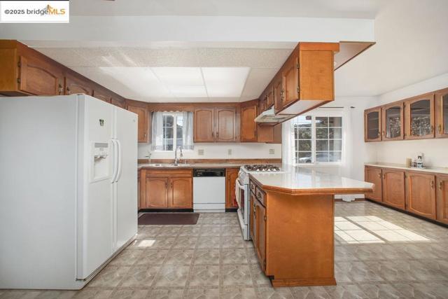 1651 Michael Dr, Pinole CA: https://media.crmls.org/mediaz/f8f67223-7822-428d-b711-2a4d9fa6198a.jpg