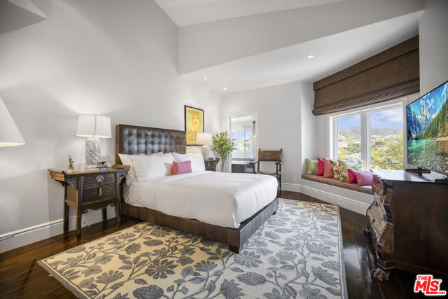4001 Clarinda Drive, Tarzana CA: https://media.crmls.org/mediaz/f8fa6891-3f3f-4f39-ae19-b1f01021449b.jpg