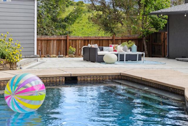 441 FOX HILLS COURT, Oakland CA: https://media.crmls.org/mediaz/f8fb4367-d9f1-467e-9ff4-ed2ff69f43ed.jpg