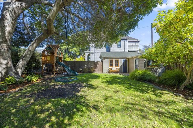 898 Union St, Alameda CA: https://media.crmls.org/mediaz/f8fcd4af-ef01-4b58-8cd1-b6ec9e4b0372.jpg