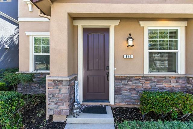 841 Fan Palm Ln, Brentwood CA: https://media.crmls.org/mediaz/f8fe67ef-b605-446a-88f7-62f5d4d07922.jpg