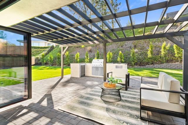 13334 Barbados Way, Del Mar CA: https://media.crmls.org/mediaz/f8feb108-05b8-4a0c-815e-d43f600e3543.jpg