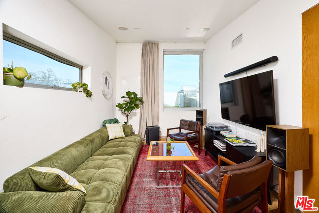 122 Mildred Avenue, Venice CA: https://media.crmls.org/mediaz/f8fed05a-e2fc-40b9-969c-edda7150aa3c.jpg