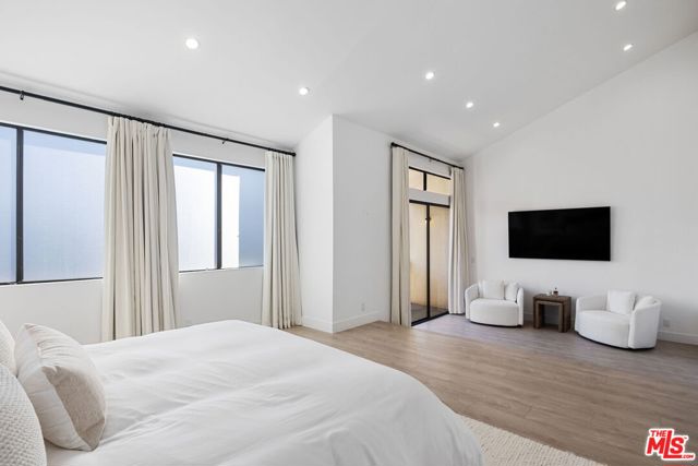 5254 Yarmouth Avenue, Encino CA: https://media.crmls.org/mediaz/f8ffb2bf-b69e-4d59-b4b4-a1a97a9c88fb.jpg