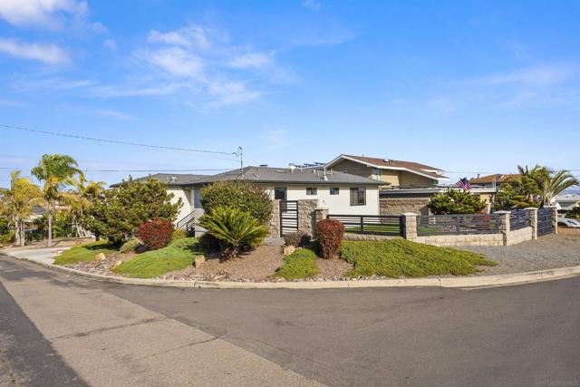 1307 Clove St, San Diego CA: https://media.crmls.org/mediaz/f90018e2-bbe8-437b-9a6f-065fde22d4b3.jpg