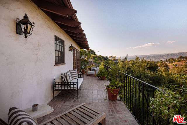 2942 Passmore Drive, Los Angeles CA: https://media.crmls.org/mediaz/f9001d75-d2dd-4093-9fb0-f1f8ab55a73e.jpg