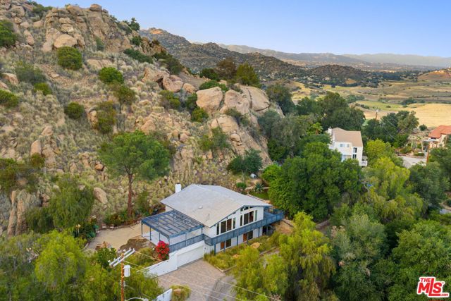 8657 Valley Flores Drive, West Hills CA: https://media.crmls.org/mediaz/f900a2bf-9cd9-4e0f-a402-456b86f158eb.jpg
