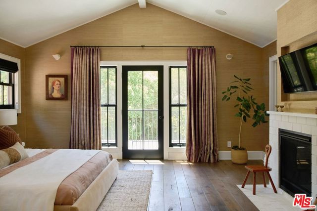 3949 Dixie Canyon Avenue, Sherman Oaks CA: https://media.crmls.org/mediaz/f9011b44-7713-4283-b721-26a549e27143.jpg