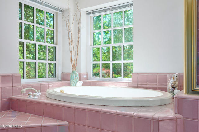 22101 Mulholland Drive, Woodland Hills CA: https://media.crmls.org/mediaz/f9023ecf-ea52-46ae-8e87-9dc44aa6ae62.jpg