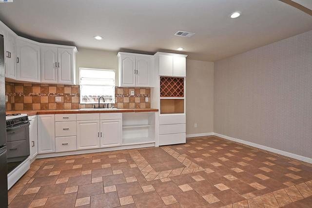 974 Walnut Dr, Oakley CA: https://media.crmls.org/mediaz/f902836b-7577-44b7-a05b-77fd018e82a3.jpg