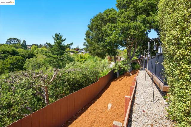 7927 Phaeton Dr, Oakland CA: https://media.crmls.org/mediaz/f902f52f-f09f-484b-a5e4-e4a01e7c8bfd.jpg