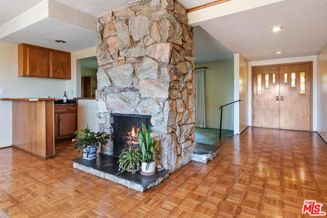16840 Oak View Drive, Encino CA: https://media.crmls.org/mediaz/f903cc45-41b2-4b15-8ef8-8b79545a6a0d.jpg