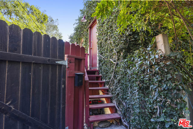 809 Basin Drive, Topanga CA: https://media.crmls.org/mediaz/f9042f14-7535-4211-921e-6a41f12721ef.jpg