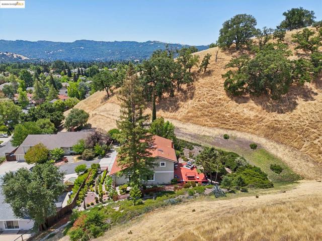 2353 Benham Ct, Walnut Creek CA: https://media.crmls.org/mediaz/f904e554-d261-4571-a0f9-e0d5fea9097c.jpg