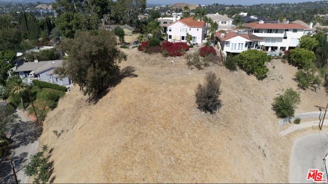 5015 Calatrana Drive, Woodland Hills CA: https://media.crmls.org/mediaz/f90521d9-50cd-4ca3-ab8b-e4f7dc2166fa.jpg