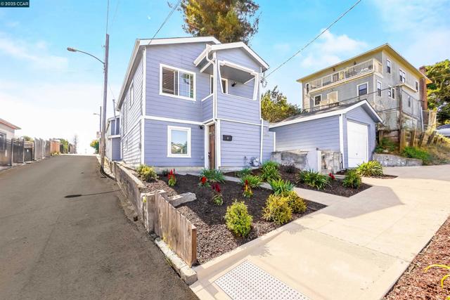 2020 17Th Ave, Oakland CA: https://media.crmls.org/mediaz/f9064e6c-cfb8-4736-8c6e-4e0d371c9138.jpg