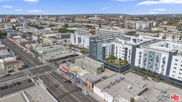 225 W Adams Boulevard, Los Angeles CA: https://media.crmls.org/mediaz/f90661cb-5c64-4cf0-a338-ac35fdeb698d.jpg