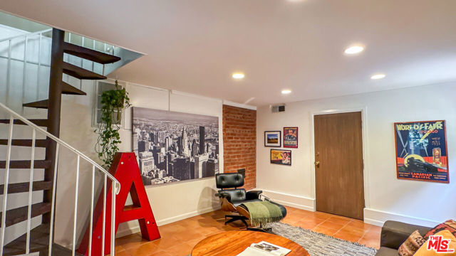 752 Country Club Drive, Burbank CA: https://media.crmls.org/mediaz/f907037d-0067-480e-8248-761cd1bc8af1.jpg